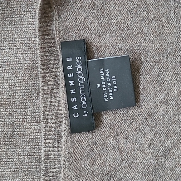 Bloomingdale's 100% Cashmere V-neck, long sleeves women's sweater - Picture 5 of 6